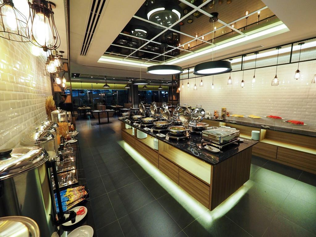 130 Hotel & Residence Bangkok Extérieur photo